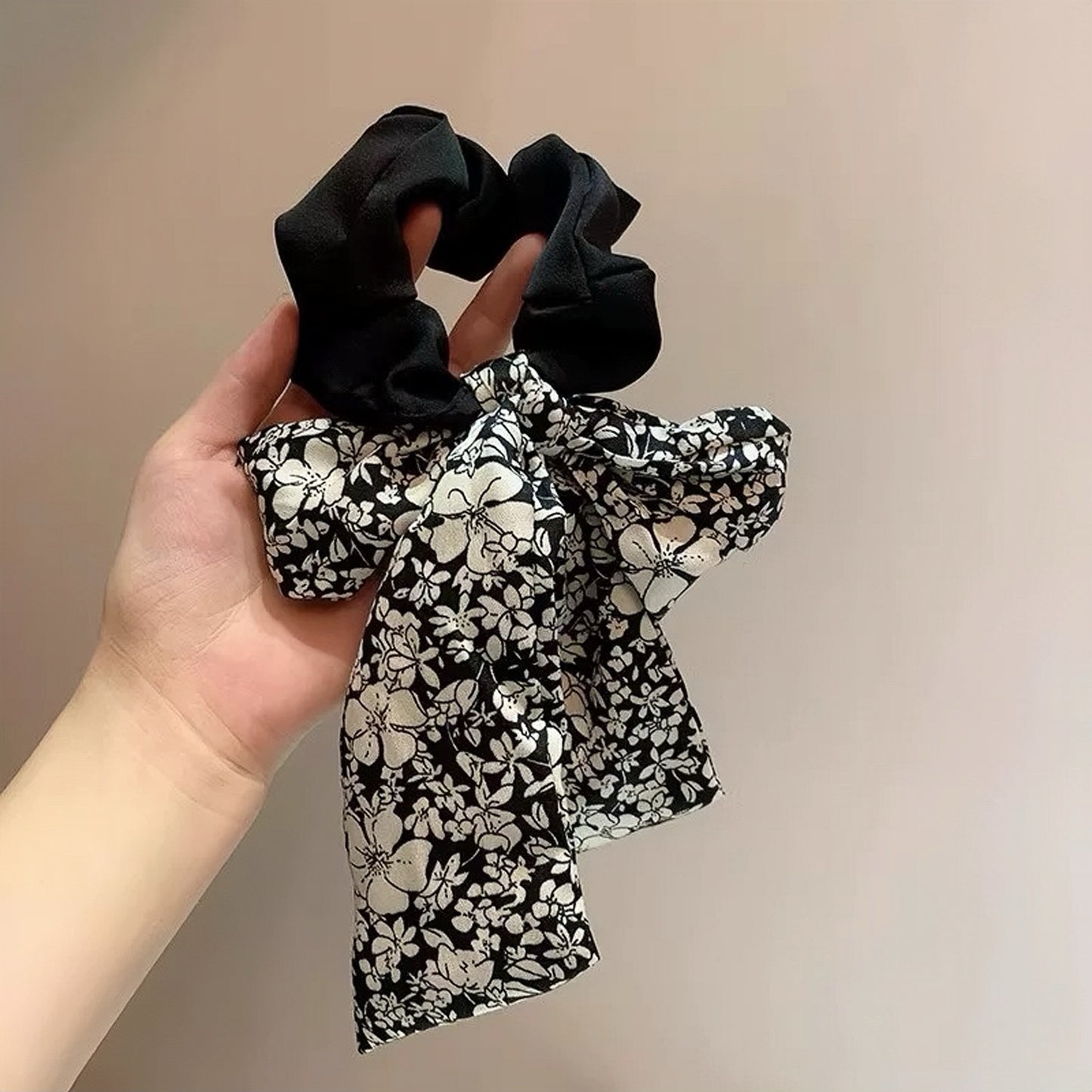 Laço Floral Preto e Branco